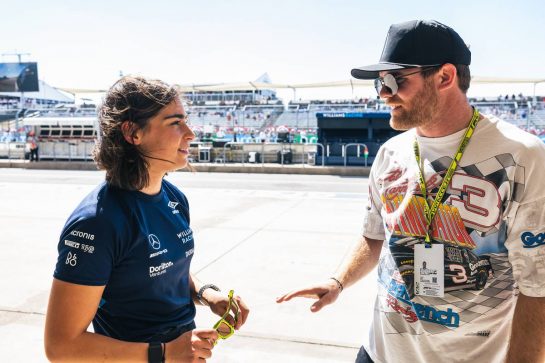 (L to R): Jamie Chadwick (GBR) Williams Racing Development Driver with Conor Daly (USA) IndyCar Driver.
22.10.2022. Formula 1 World Championship, Rd 19, United States Grand Prix, Austin, Texas, USA, Qualifying Day.
- www.xpbimages.com, EMail: requests@xpbimages.com © Copyright: Bearne / XPB Images