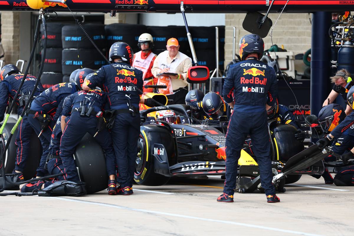 Max Verstappen (NLD) Red Bull Racing RB18 pit stop. 23.10.2022. Formula 1 World Championship, Rd 19, United States Grand Prix, Austin, Texas, USA, Race