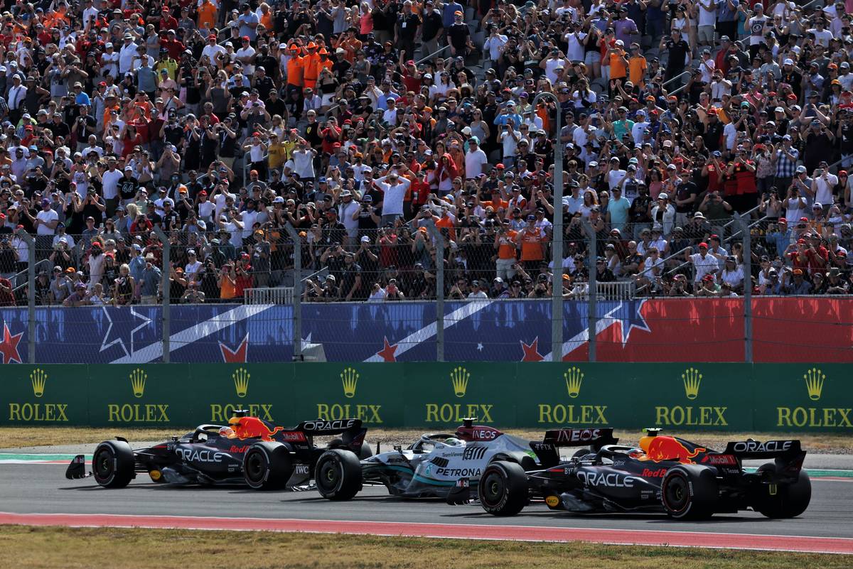 Max Verstappen (NLD) Red Bull Racing RB18 leadss Lewis Hamilton (GBR) Mercedes AMG F1 W13 and Sergio Perez (MEX) Red Bull Racing RB18. 23.10.2022. Formula 1 World Championship, Rd 19, United States Grand Prix, Austin, Texas, USA, Race