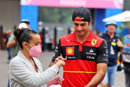 Carlos Sainz Jr (ESP) Ferrari signs autographs for the fans.
27.10.2022. Formula 1 World Championship, Rd 20, Mexican Grand Prix, Mexico City, Mexico, Preparation Day.
- www.xpbimages.com, EMail: requests@xpbimages.com © Copyright: Moy / XPB Images