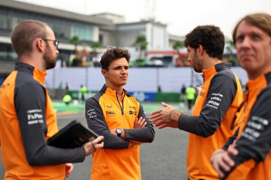 Lando Norris (GBR) McLaren walks the circuit with the team.
27.10.2022. Formula 1 World Championship, Rd 20, Mexican Grand Prix, Mexico City, Mexico, Preparation Day.
- www.xpbimages.com, EMail: requests@xpbimages.com © Copyright: Bearne / XPB Images