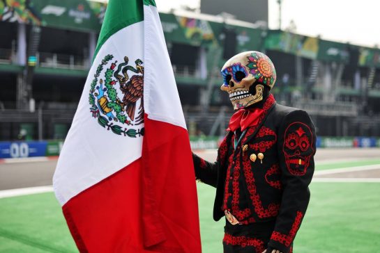 Circuit atmosphere - Day of the Dead Skeleton.
27.10.2022. Formula 1 World Championship, Rd 20, Mexican Grand Prix, Mexico City, Mexico, Preparation Day.
- www.xpbimages.com, EMail: requests@xpbimages.com © Copyright: Bearne / XPB Images