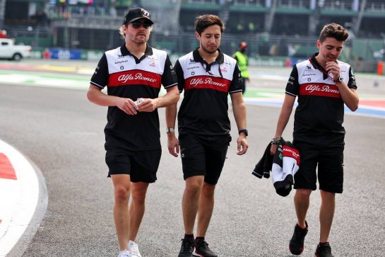 Valtteri Bottas (FIN) Alfa Romeo F1 Team walks the circuit with the team.
27.10.2022. Formula 1 World Championship, Rd 20, Mexican Grand Prix, Mexico City, Mexico, Preparation Day.
- www.xpbimages.com, EMail: requests@xpbimages.com © Copyright: Bearne / XPB Images