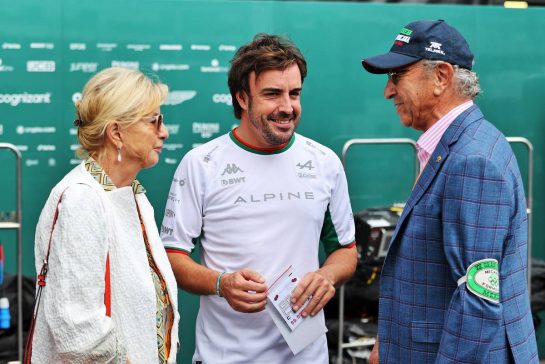 Fernando Alonso (ESP) Alpine F1 Team (Centre) with Jo Ramirez (MEX) (Right) and his wife Bea Ramirez (MEX) (Left).
27.10.2022. Formula 1 World Championship, Rd 20, Mexican Grand Prix, Mexico City, Mexico, Preparation Day.
- www.xpbimages.com, EMail: requests@xpbimages.com © Copyright: Moy / XPB Images