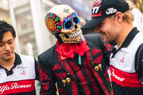 (L to R): Guanyu Zhou (CHN) Alfa Romeo F1 Team with a Day of the Dead Skeleton and Valtteri Bottas (FIN) Alfa Romeo F1 Team.
27.10.2022. Formula 1 World Championship, Rd 20, Mexican Grand Prix, Mexico City, Mexico, Preparation Day.
- www.xpbimages.com, EMail: requests@xpbimages.com © Copyright: Bearne / XPB Images