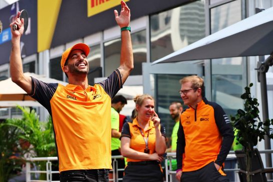 Daniel Ricciardo (AUS) McLaren plays table tennis in the paddock.
27.10.2022. Formula 1 World Championship, Rd 20, Mexican Grand Prix, Mexico City, Mexico, Preparation Day.
- www.xpbimages.com, EMail: requests@xpbimages.com © Copyright: Batchelor / XPB Images
