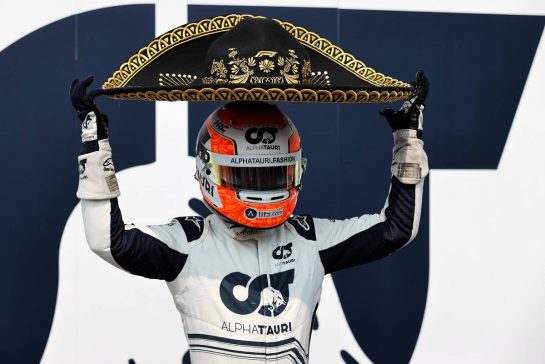 Yuki Tsunoda (JPN) AlphaTauri with a sombrero hat.
27.10.2022. Formula 1 World Championship, Rd 20, Mexican Grand Prix, Mexico City, Mexico, Preparation Day.
- www.xpbimages.com, EMail: requests@xpbimages.com © Copyright: Moy / XPB Images
