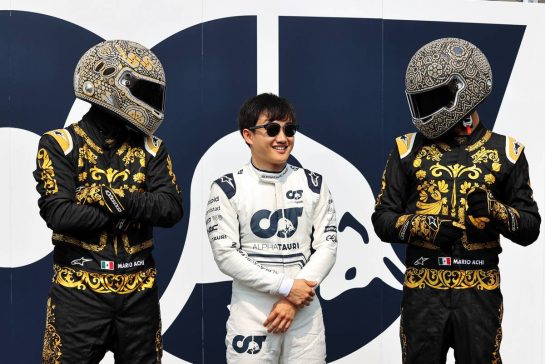 (L to R): Mario Achi (MEX) with Yuki Tsunoda (JPN) AlphaTauri and 'Mario Achi (MEX)'.
27.10.2022. Formula 1 World Championship, Rd 20, Mexican Grand Prix, Mexico City, Mexico, Preparation Day.
- www.xpbimages.com, EMail: requests@xpbimages.com © Copyright: Moy / XPB Images