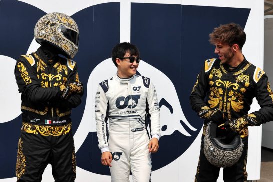 (L to R): Mario Achi (MEX) with Yuki Tsunoda (JPN) AlphaTauri and 'Mario Achi (MEX)' - Pierre Gasly (FRA) AlphaTauri.
27.10.2022. Formula 1 World Championship, Rd 20, Mexican Grand Prix, Mexico City, Mexico, Preparation Day.
- www.xpbimages.com, EMail: requests@xpbimages.com © Copyright: Moy / XPB Images