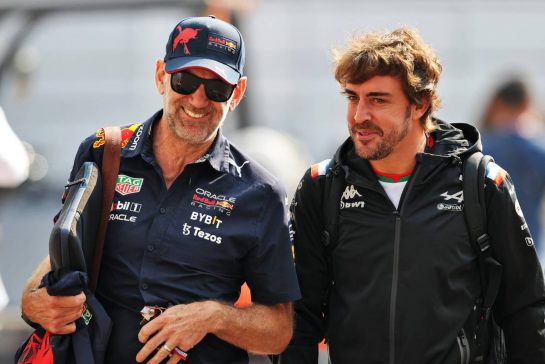 (L to R): Adrian Newey (GBR) Red Bull Racing Chief Technical Officer with Fernando Alonso (ESP) Alpine F1 Team.
28.10.2022. Formula 1 World Championship, Rd 20, Mexican Grand Prix, Mexico City, Mexico, Practice Day.
- www.xpbimages.com, EMail: requests@xpbimages.com © Copyright: Moy / XPB Images