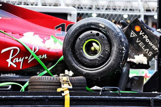 The damaged Ferrari F1-75 of Charles Leclerc (MON) Ferrari is recovered back to the pits on the back of a truck in the second practice session.
28.10.2022. Formula 1 World Championship, Rd 20, Mexican Grand Prix, Mexico City, Mexico, Practice Day.
- www.xpbimages.com, EMail: requests@xpbimages.com © Copyright: Batchelor / XPB Images
