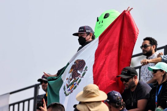 Circuit atmosphere - fans in the grandstand.
29.10.2022. Formula 1 World Championship, Rd 20, Mexican Grand Prix, Mexico City, Mexico, Qualifying Day.
- www.xpbimages.com, EMail: requests@xpbimages.com © Copyright: Moy / XPB Images