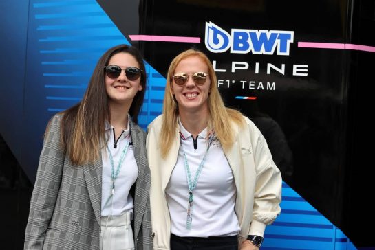 (L to R): Abbi Pulling (GBR) Alpine Affiliate with Alice Powell (GBR) Alpine Academy Talent Identification & Development Mentor.
30.10.2022. Formula 1 World Championship, Rd 20, Mexican Grand Prix, Mexico City, Mexico, Race Day.
- www.xpbimages.com, EMail: requests@xpbimages.com © Copyright: Moy / XPB Images