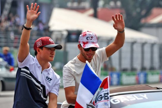 (L to R): Yuki Tsunoda (JPN) AlphaTauri and Pierre Gasly (FRA) AlphaTauri on the drivers parade.
30.10.2022. Formula 1 World Championship, Rd 20, Mexican Grand Prix, Mexico City, Mexico, Race Day.
 - www.xpbimages.com, EMail: requests@xpbimages.com © Copyright: Coates / XPB Images