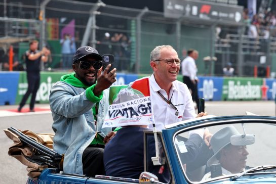 (L to R): will.i.am (USA) Black Eyed Peas with Stefano Domenicali (ITA) Formula One President and CEO on the drivers parade.
30.10.2022. Formula 1 World Championship, Rd 20, Mexican Grand Prix, Mexico City, Mexico, Race Day.
 - www.xpbimages.com, EMail: requests@xpbimages.com © Copyright: Coates / XPB Images