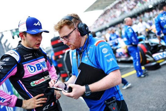 Esteban Ocon (FRA) Alpine F1 Team with Josh Peckett (GBR) Alpine F1 Team Race Engineer on the grid.
30.10.2022. Formula 1 World Championship, Rd 20, Mexican Grand Prix, Mexico City, Mexico, Race Day.
- www.xpbimages.com, EMail: requests@xpbimages.com © Copyright: Charniaux / XPB Images