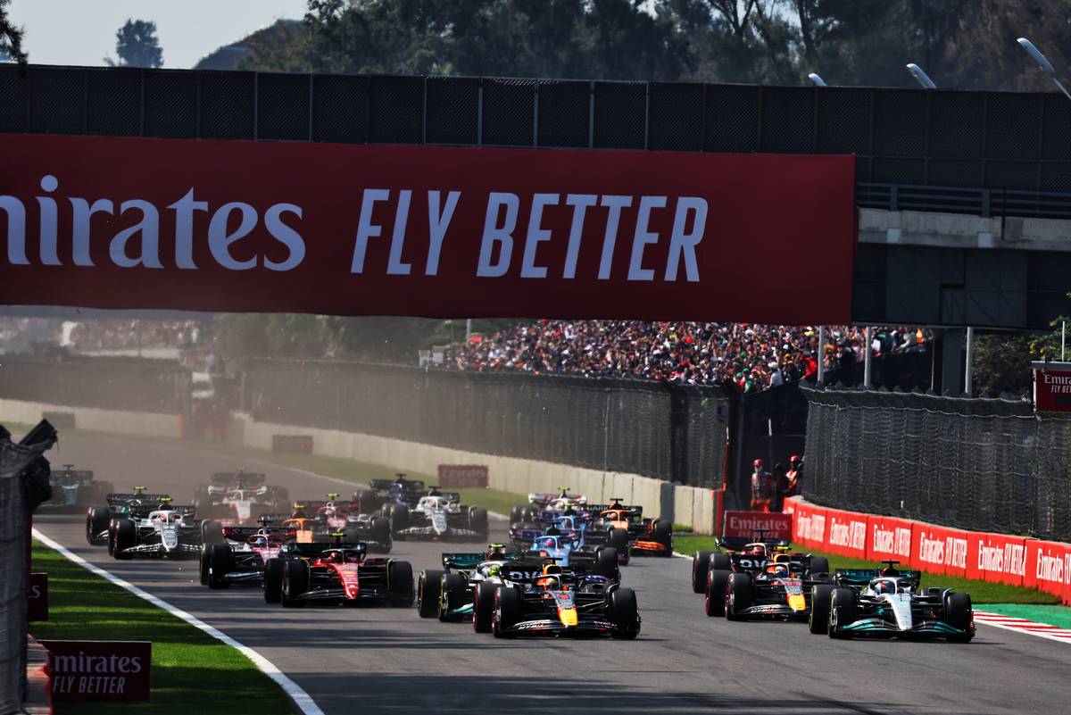 Max Verstappen (NLD) Red Bull Racing RB18 leads at the start of the race. 30.10.2022. Formula 1 World Championship, Rd 20, Mexican Grand Prix, Mexico City, Mexico, Race