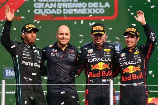 1st place Max Verstappen (NLD) Red Bull Racing, 2nd place Lewis Hamilton (GBR) Mercedes AMG F1, 3rd place Sergio Perez (MEX) Red Bull Racing with Gianpiero Lambiase (ITA) Red Bull Racing Engineer.
30.10.2022. Formula 1 World Championship, Rd 20, Mexican Grand Prix, Mexico City, Mexico, Race Day.
- www.xpbimages.com, EMail: requests@xpbimages.com © Copyright: Batchelor / XPB Images
