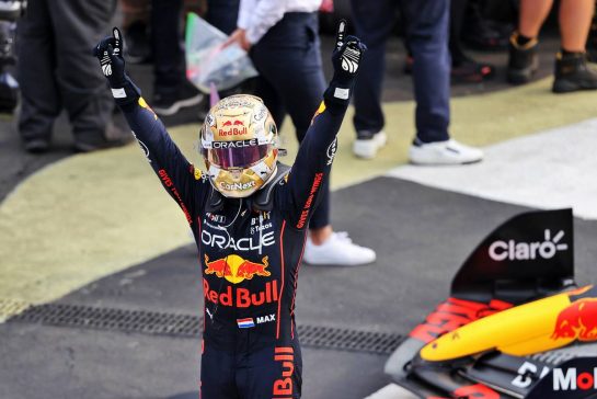 Race winner Max Verstappen (NLD) Red Bull Racing celebrates in parc ferme.
30.10.2022. Formula 1 World Championship, Rd 20, Mexican Grand Prix, Mexico City, Mexico, Race Day.
- www.xpbimages.com, EMail: requests@xpbimages.com © Copyright: Moy / XPB Images