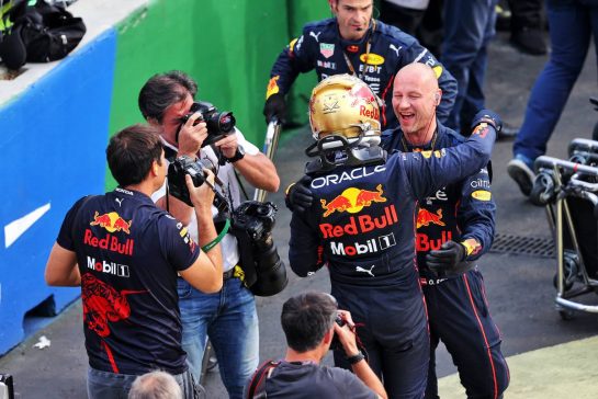 Race winner Max Verstappen (NLD) Red Bull Racing celebrates with the team in parc ferme.
30.10.2022. Formula 1 World Championship, Rd 20, Mexican Grand Prix, Mexico City, Mexico, Race Day.
- www.xpbimages.com, EMail: requests@xpbimages.com © Copyright: Moy / XPB Images