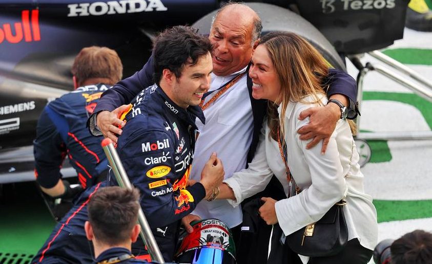 Sergio Perez (MEX) Red Bull Racing celebrates with father Antonio Perez (MEX) in parc ferme. 30.10.2022. Formula 1 World Championship, Rd 20, Mexican Grand Prix, Mexico City, Mexico, Race
