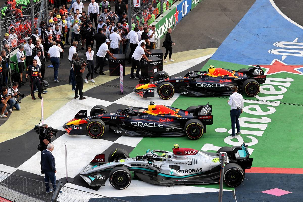 Lewis Hamilton (GBR) Mercedes AMG F1 W13; Max Verstappen (NLD) Red Bull Racing RB18; and Sergio Perez (MEX) Red Bull Racing RB18 in parc ferme. 30.10.2022. Formula 1 World Championship, Rd 20, Mexican Grand Prix, Mexico City, Mexico, Race