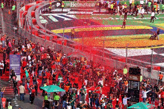 Fans at the podium.
30.10.2022. Formula 1 World Championship, Rd 20, Mexican Grand Prix, Mexico City, Mexico, Race Day.
- www.xpbimages.com, EMail: requests@xpbimages.com © Copyright: Moy / XPB Images