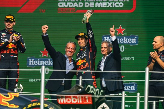 Sergio Perez (MEX) Red Bull Racing celebrates his third position with Carlos Slim Domit (MEX) Chairman of America Movil (Left) and Alejandro Soberon (MEX) President and CEO for CIE Group and President of Formula 1 Gran Premio de Mexico (Right) on the podium.
30.10.2022. Formula 1 World Championship, Rd 20, Mexican Grand Prix, Mexico City, Mexico, Race Day.
- www.xpbimages.com, EMail: requests@xpbimages.com © Copyright: Bearne / XPB Images