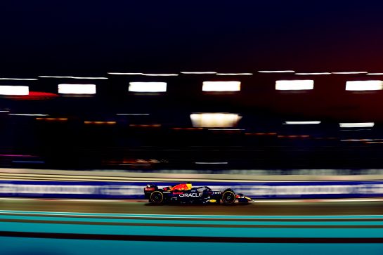 ABU DHABI, UNITED ARAB EMIRATES - NOVEMBER 18: Max Verstappen of the Netherlands driving the (1) Oracle Red Bull Racing RB18 on track during practice ahead of the F1 Grand Prix of Abu Dhabi at Yas Marina Circuit on November 18, 2022 in Abu Dhabi, United Arab Emirates. (Photo by Mark Thompson/Getty Images) // Getty Images / Red Bull Content Pool // SI202211181607 // Usage for editorial use only //