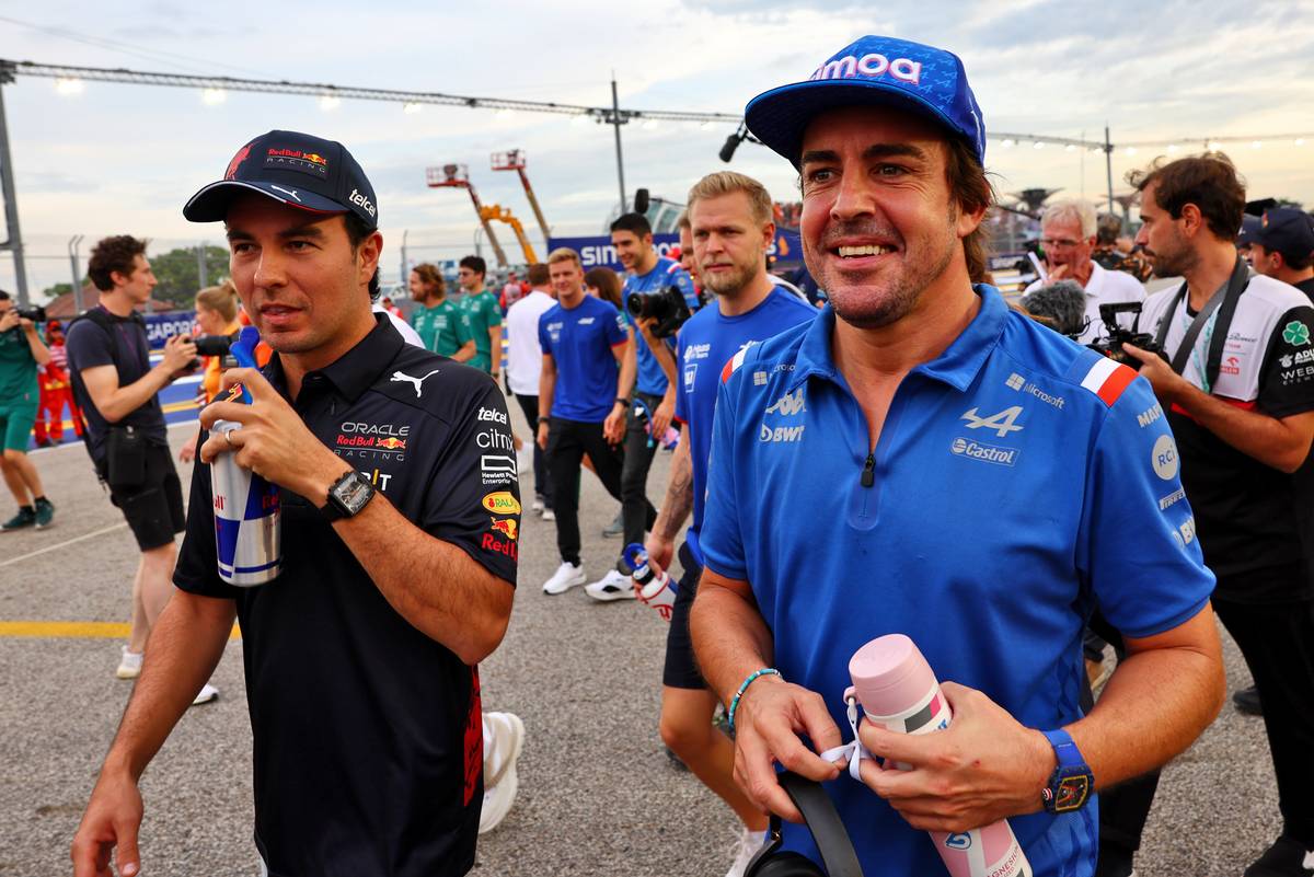 Sergio Perez (MEX) Red Bull Racing and Fernando Alonso (ESP) Alpine F1 Team on the drivers parade. 02.10.2022. Formula 1 World Championship, Rd 17, Singapore Grand Prix, Marina Bay Street Circuit, Singapore, Race