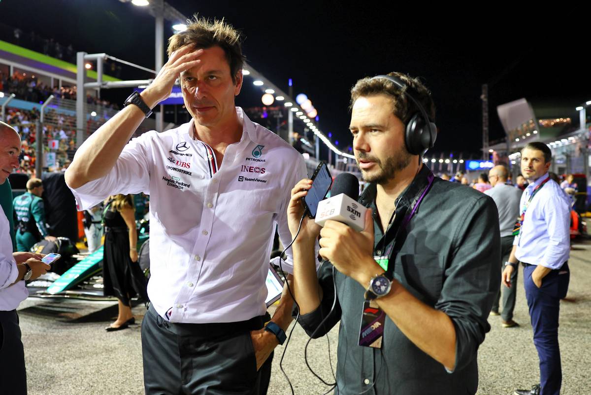 Toto Wolff (GER) Mercedes AMG F1 Shareholder and Executive Director with Chris Medland (GBR) Journalist on the grid. 02.10.2022. Formula 1 World Championship, Rd 17, Singapore Grand Prix, Marina Bay Street Circuit, Singapore, Race
