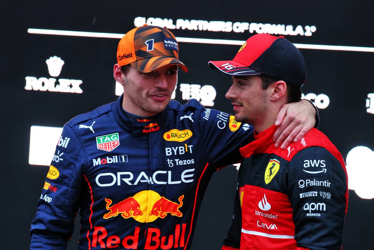 Pemenang balapan Max Verstappen (NLD) Red Bull Racing dengan Charles Leclerc (MON) Ferrari di parc ferme.  09.10.2022.  Kejuaraan Dunia Formula 1, Rd 18, Grand Prix Jepang, Suzuka, Jepang, Balapan