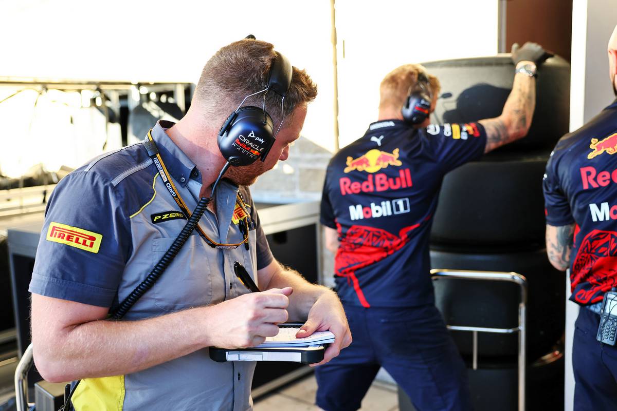Pirelli tyre engineer with Red Bull Racing. 21.10.2022. Formula 1 World Championship, Rd 19, United States Grand Prix, Austin, Texas, USA, Practice