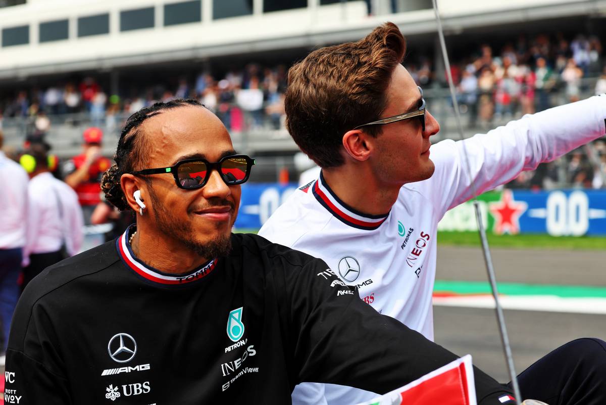Lewis Hamilton (GBR) Mercedes AMG F1 and George Russell (GBR) Mercedes AMG F1 on the drivers parade. 30.10.2022. Formula 1 World Championship, Rd 20, Mexican Grand Prix, Mexico City, Mexico, Race