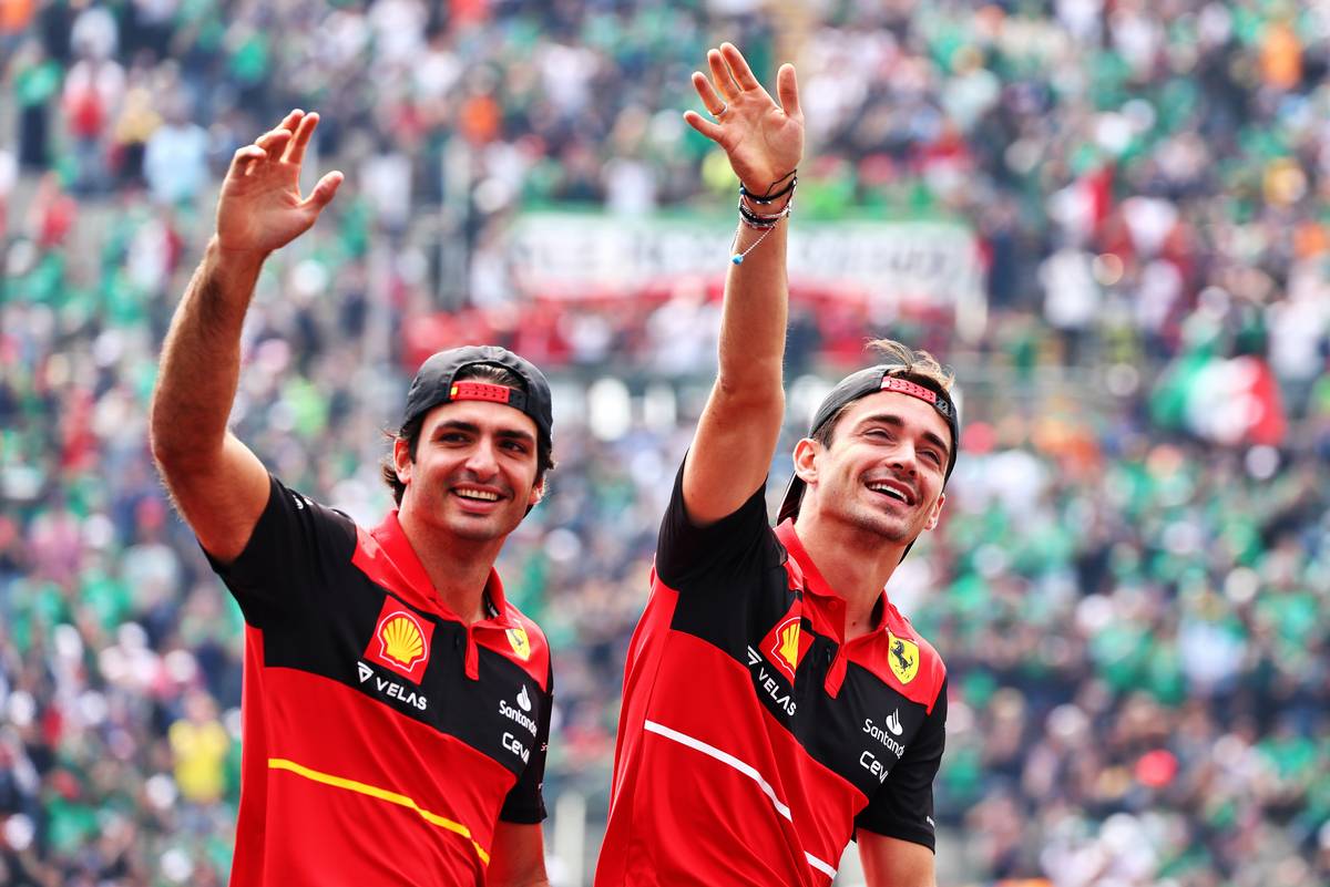 Carlos Sainz Jr (ESP) Ferrari and Charles Leclerc (MON) Ferrari on the drivers parade. 30.10.2022. Formula 1 World Championship, Rd 20, Mexican Grand Prix, Mexico City, Mexico, Race