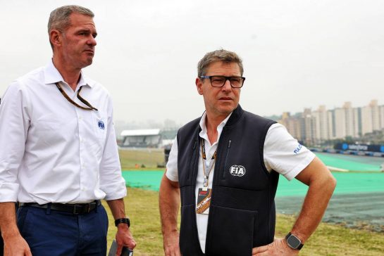 (De izquierda a derecha): Niels Wittich (GER), director de carreras de F1 de la FIA, con Bernd Maylander (GER), piloto de Safety Car de la FIA.  10.11.2022.  Campeonato del Mundo de Fórmula 1, Rd 21, Gran Premio de Brasil, Sao Paulo, Brasil, Día de preparación.  - www.xpbimages.com, Correo electrónico: request@xpbimages.com © Copyright: Bearne / XPB Images