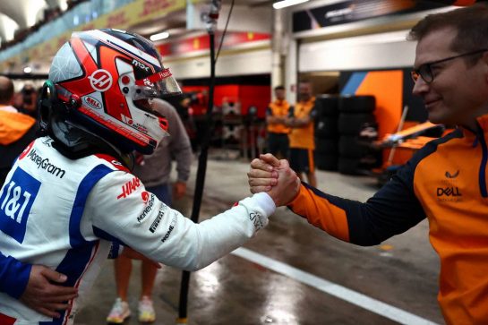 Kevin Magnussen (DEN) Haas F1 Team and Andreas Seidl (GER), McLaren F1 Team, Managing director 
11.11.2022. Formula 1 World Championship, Rd 21, Brazilian Grand Prix, Sao Paulo, Brazil, Qualifying Day.
- www.xpbimages.com, EMail: requests@xpbimages.com © Copyright: Charniaux / XPB Images