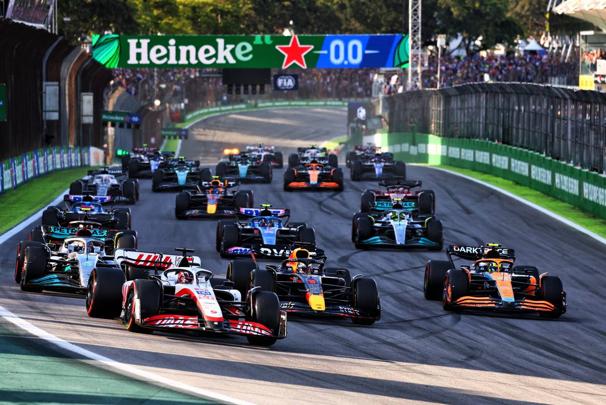 Kevin Magnussen (DEN) Haas VF-22 leads at the start of the race. 12.11.2022. Formula 1 World Championship, Rd 21, Brazilian Grand Prix, Sao Paulo, Brazil, Sprint
