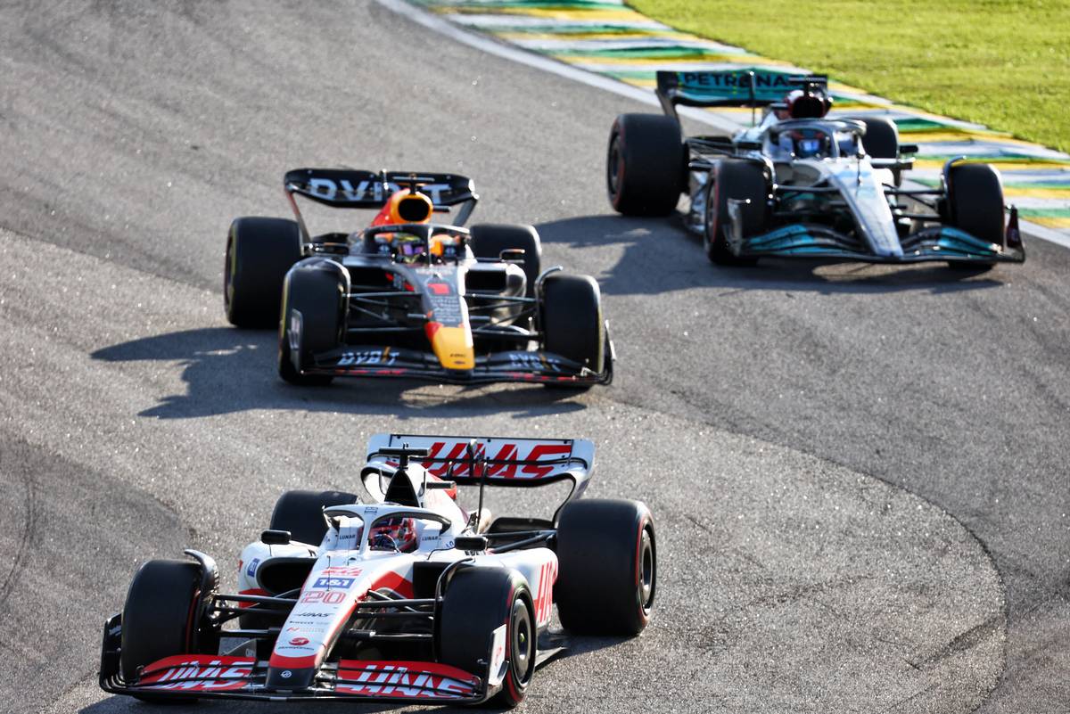 Kevin Magnussen (DEN) Haas VF-22 leads Max Verstappen (NLD) Red Bull Racing RB18 and George Russell (GBR) Mercedes AMG F1 W13. 12.11.2022. Formula 1 World Championship, Rd 21, Brazilian Grand Prix, Sao Paulo, Brazil, Sprint