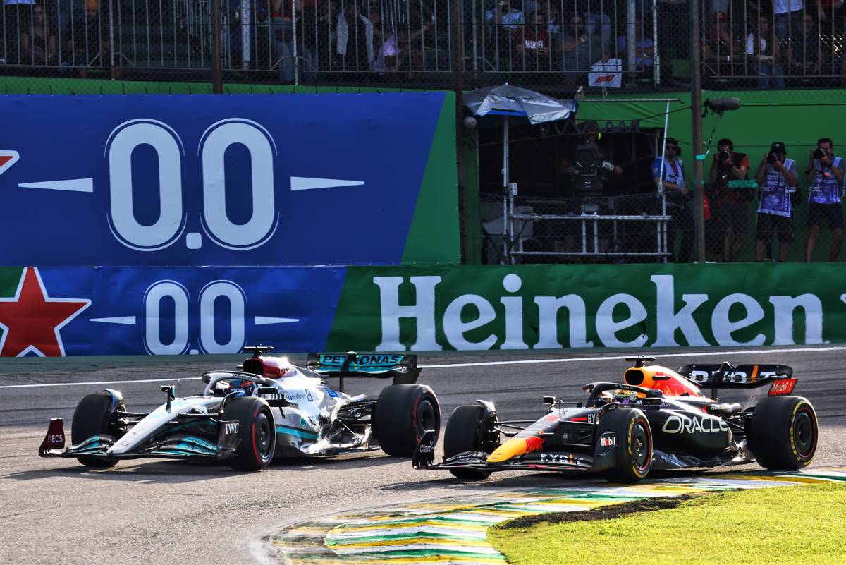 Max Verstappen (NLD) Red Bull Racing RB18 and George Russell (GBR) Mercedes AMG F1 W13 battle for the lead of the race. 12.11.2022. Formula 1 World Championship, Rd 21, Brazilian Grand Prix, Sao Paulo, Brazil, Sprint