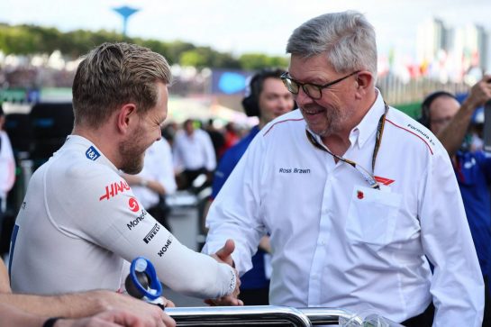 Kevin Magnussen (DEN) Haas VF-22 with Ross Brawn (GBR) Managing Director, Motor Sports on the grid.
12.11.2022. Formula 1 World Championship, Rd 21, Brazilian Grand Prix, Sao Paulo, Brazil, Sprint Day.
- www.xpbimages.com, EMail: requests@xpbimages.com © Copyright: Batchelor / XPB Images
