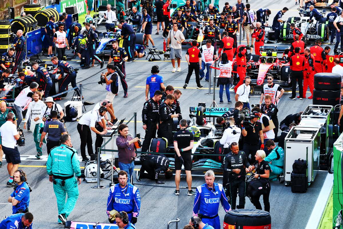 Hamilton bertujuan untuk memanfaatkan barisan depan all-Mercedes dengan baik