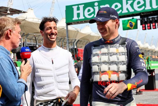 (L to R): Simon Lazenby (GBR) Sky Sports F1 TV Presenter with Daniel Ricciardo (AUS) McLaren and Max Verstappen (NLD) Red Bull Racing on the grid.
13.11.2022. Formula 1 World Championship, Rd 21, Brazilian Grand Prix, Sao Paulo, Brazil, Race Day.
- www.xpbimages.com, EMail: requests@xpbimages.com © Copyright: Batchelor / XPB Images