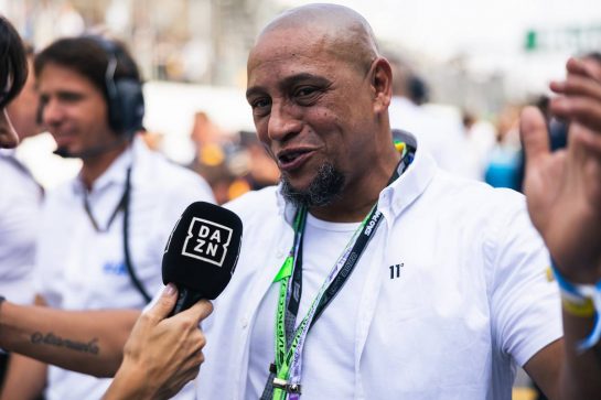 Roberto Carlos (BRA) Former Football Player on the grid.
13.11.2022. Formula 1 World Championship, Rd 21, Brazilian Grand Prix, Sao Paulo, Brazil, Race Day.
- www.xpbimages.com, EMail: requests@xpbimages.com © Copyright: Bearne / XPB Images