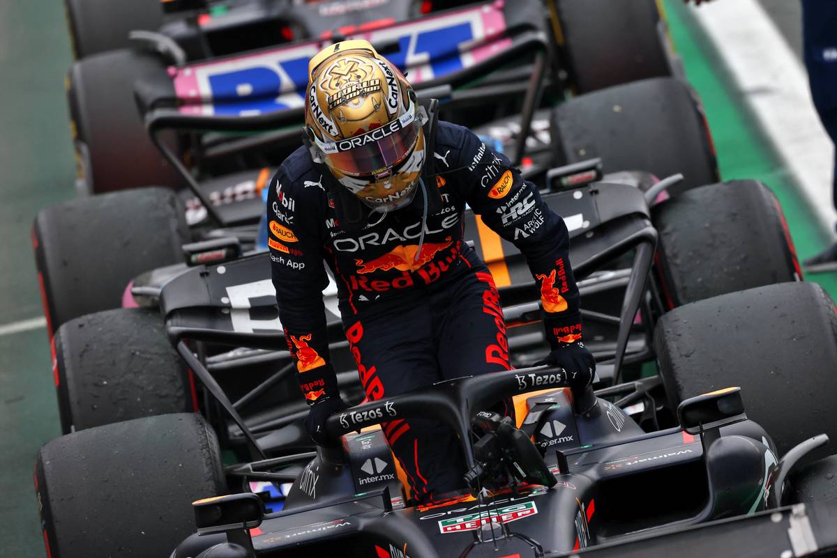 Max Verstappen (NLD) Red Bull Racing RB18 in parc ferme. 13.11.2022. Formula 1 World Championship, Rd 21, Brazilian Grand Prix, Sao Paulo, Brazil, Race