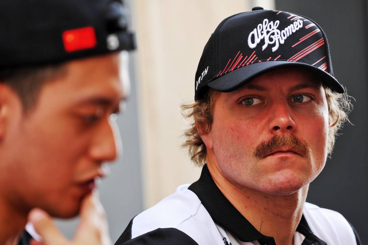 Valtteri Bottas (FIN) Alfa Romeo F1 Team with team mate Guanyu Zhou (CHN) Alfa Romeo F1 Team. 17.11.2022. Formula 1 World Championship, Rd 22, Abu Dhabi Grand Prix, Yas Marina Circuit, Abu Dhabi, Preparation