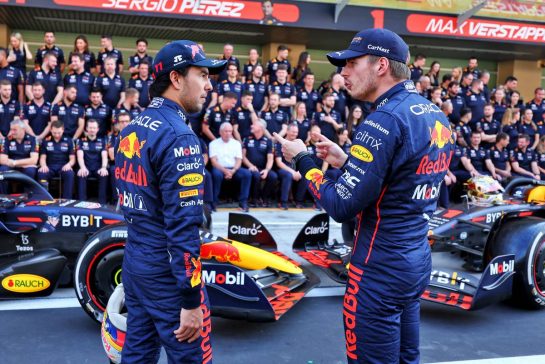 (L to R): Sergio Perez (MEX) Red Bull Racing and Max Verstappen (NLD) Red Bull Racing at a team photograph.
17.11.2022. Formula 1 World Championship, Rd 22, Abu Dhabi Grand Prix, Yas Marina Circuit, Abu Dhabi, Preparation Day.
- www.xpbimages.com, EMail: requests@xpbimages.com © Copyright: Moy / XPB Images