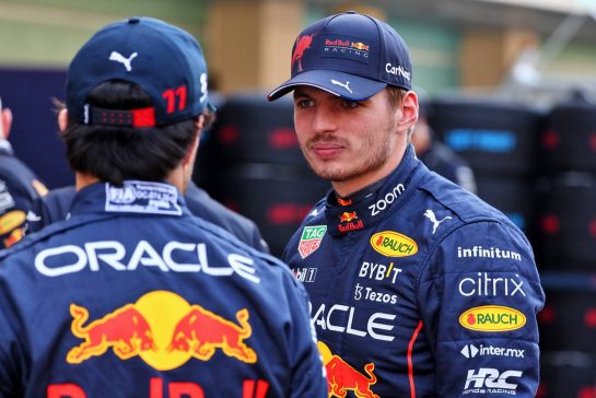 (L to R): Sergio Perez (MEX) Red Bull Racing with Max Verstappen (NLD) Red Bull Racing at a team photograph.
17.11.2022. Formula 1 World Championship, Rd 22, Abu Dhabi Grand Prix, Yas Marina Circuit, Abu Dhabi, Preparation Day.
- www.xpbimages.com, EMail: requests@xpbimages.com © Copyright: Moy / XPB Images