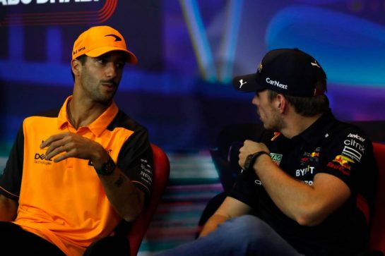 (L to R): Daniel Ricciardo (AUS) McLaren with Max Verstappen (NLD) Red Bull Racing, in the FIA Press Conference.
17.11.2022. Formula 1 World Championship, Rd 22, Abu Dhabi Grand Prix, Yas Marina Circuit, Abu Dhabi, Preparation Day.
- www.xpbimages.com, EMail: requests@xpbimages.com © Copyright: XPB Images
