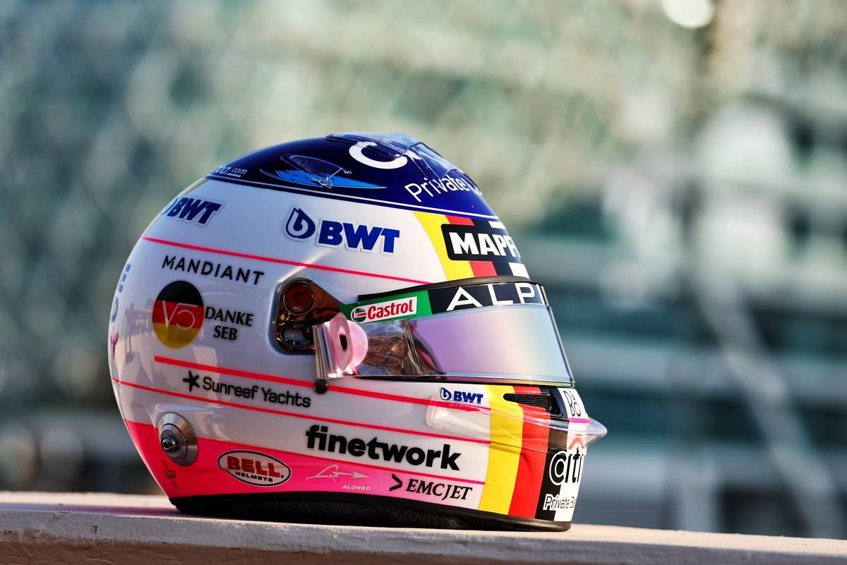 Alonso memakai helm penghormatan Vettel di Abu Dhabi